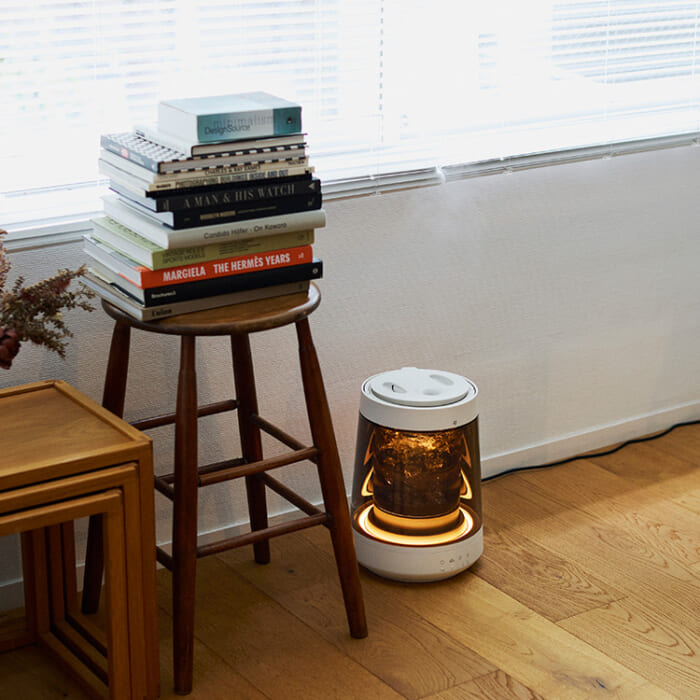 空間にやさしい灯りと潤いを。一台で二役を担うコレドの加湿器なら、部屋も広々と使えます。