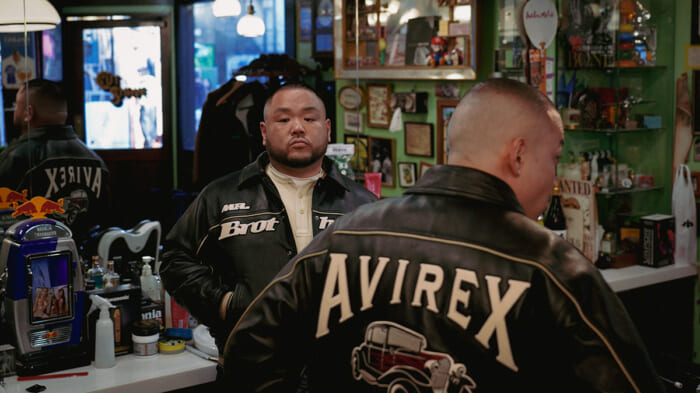 アヴィレックスと日本のバーバーショップがコラボ。世界中のHIPHOPアーティストが愛したレザージャケットが特別なグラフィックを纏って登場します。