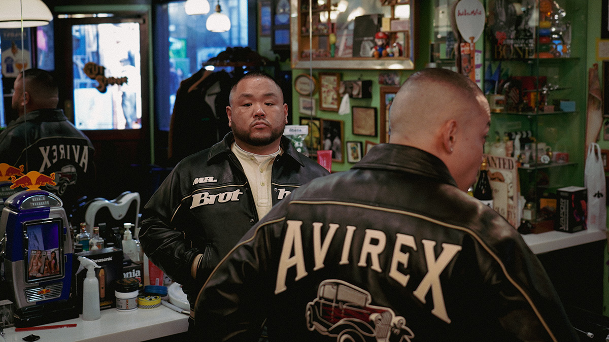 アヴィレックスと日本のバーバーショップがコラボ。世界中のHIPHOPアーティストが愛したレザージャケットが特別なグラフィックを纏って登場します。