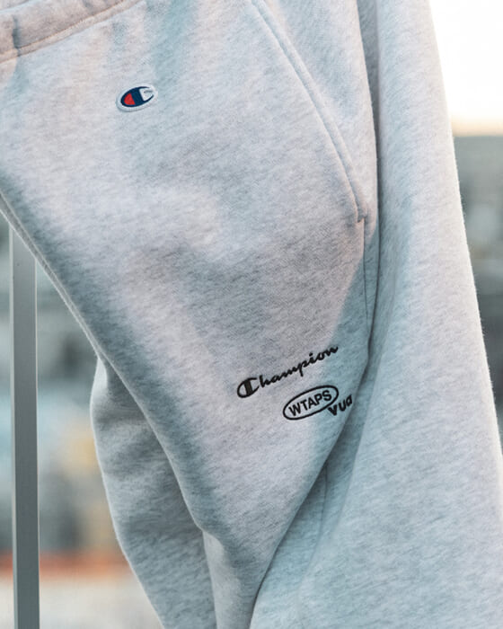 チャンピオン×ダブルタップスの最新作が1月31日に発売。洗練されたデザインは幅広いコーディネートにすんなりとマッチします。