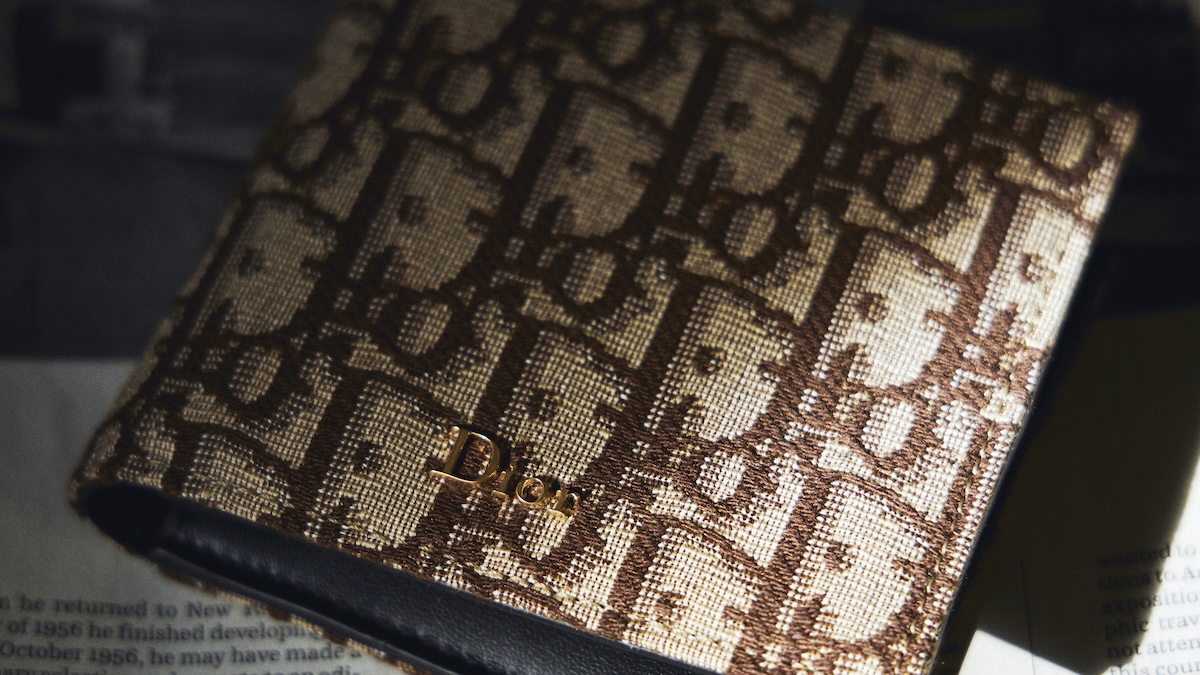 連載「憧れの逸品」No.439 過去と現在が交差するディオールのウォレット。