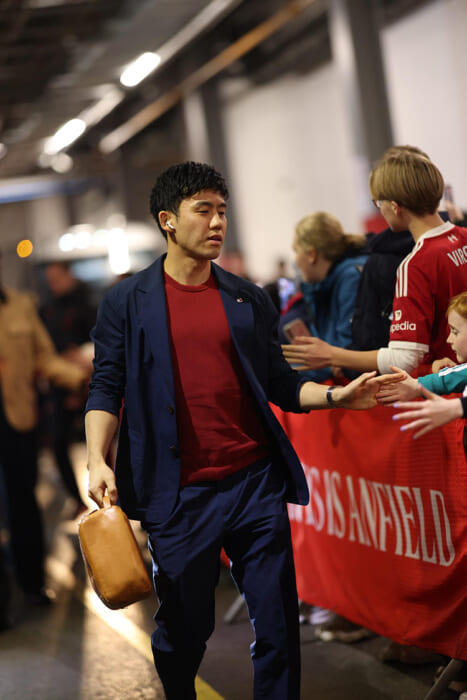 遠藤航選手の写真をフイナムが独占入手！ リヴァプール FCの選手たちが纏うトミー ヒルフィガー。