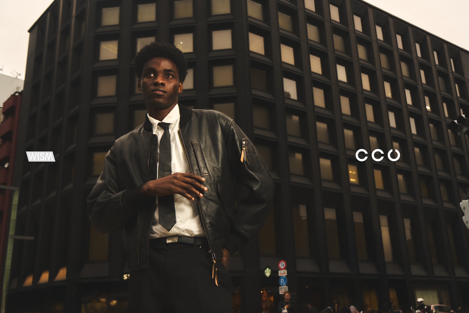 CCU × WISMのMA-1。極薄シープレザーでつくられた、軽量でしなやかな一着です。