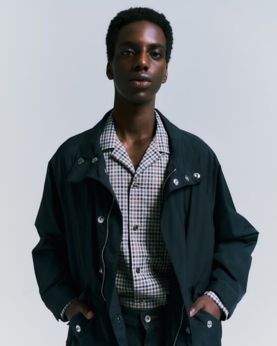 アダム エ ロペがマッキントッシュとの別注アイテムをリリース。軽やかさが魅力のミリタリーフィールドパーカです。