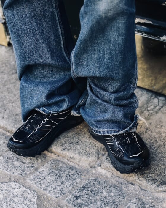 パリでのファッションの祭典で、多くのひとの足元にはホカの新作が。都市型ライフスタイルの新たなスタンダードに注目です。