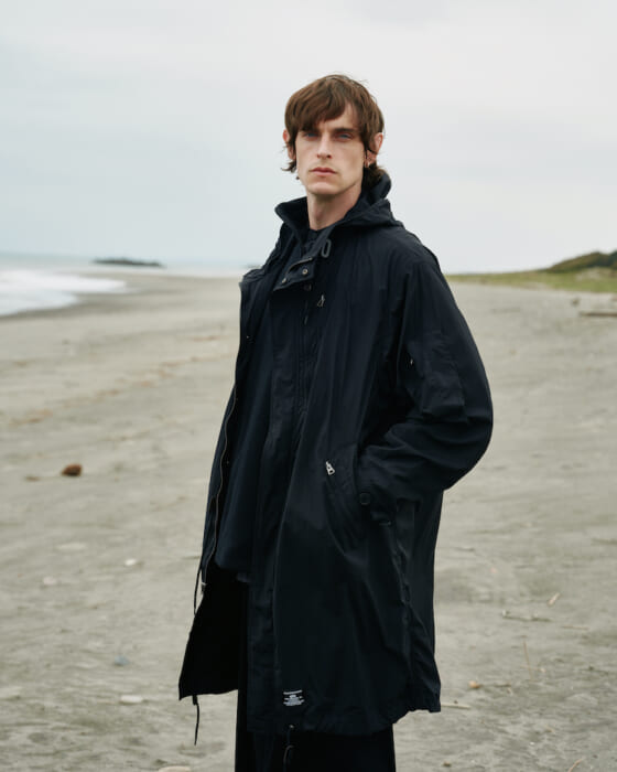 ホワイトマウンテニアリング × アルファ インダストリーズの第二弾。ミリタリーのアーカイブM-59を現代的に解釈しています。