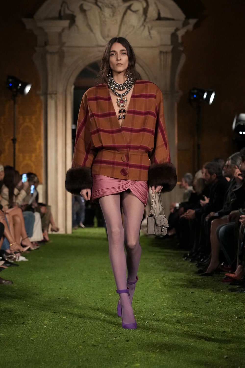 ハッピー♡ページ　Valentinoヴァレンティノ 3D花柄半袖Tシャツ VALENTINO ヴァレンティノ ホワイト×ブラック フラワー刺繍 ロング