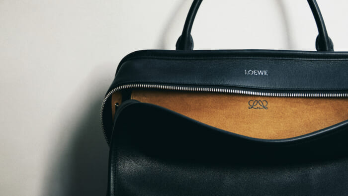 連載「憧れの逸品」No.447 ファスナーを開けてこそ映えるロエベのバッグ、アマソナ180。