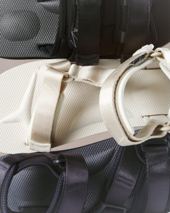 アップデートされた定番。スイコックのサンダルが装いも機能も新たに、暖かな季節の足元を軽やかに整えます。