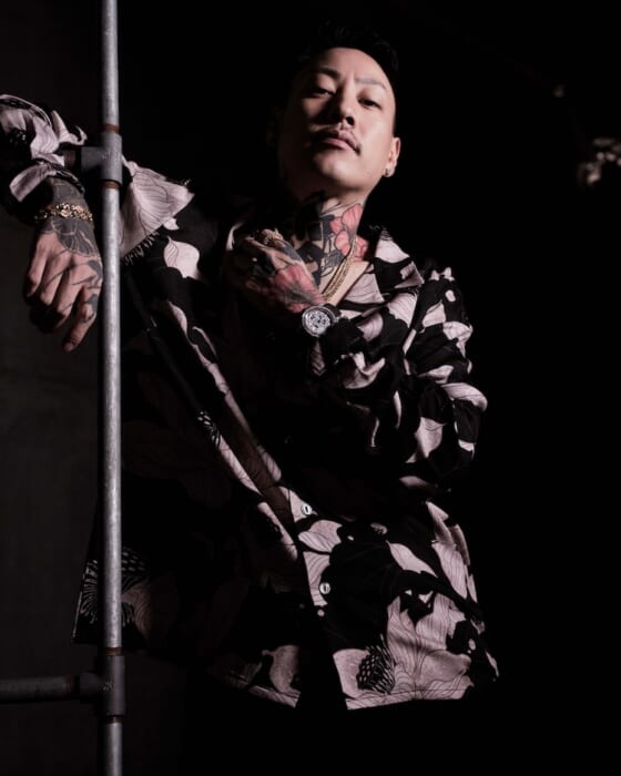 春うららな陽気にぴったりなレーヨン生地のオープンカラーシャツやロンT。デザインを描き下ろしたのはGAKKINです。