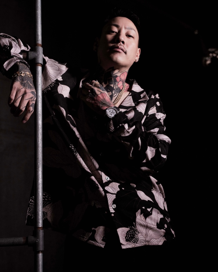 春うららな陽気にぴったりなレーヨン生地のオープンカラーシャツやロンT。デザインを描き下ろしたのはGAKKINです。