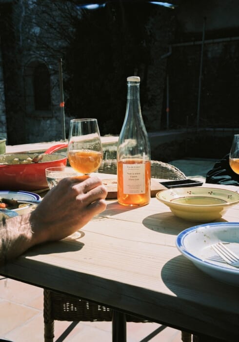 飲んで、食べて、聞いて、着て。流しのワインバー「gubi gubi」が主催するイベントに、ナチュラルワイン界の革命児が登場。