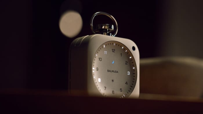 バルミューダの魔法が当たり前なモノを特別なモノに。新作「ザ・クロック」が置き時計のイメージを変えます。