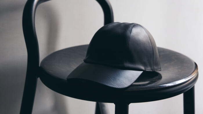 連載「憧れの逸品」No.449 かけがえのない時間をともにする、エルメスの黒のレザーキャップ。