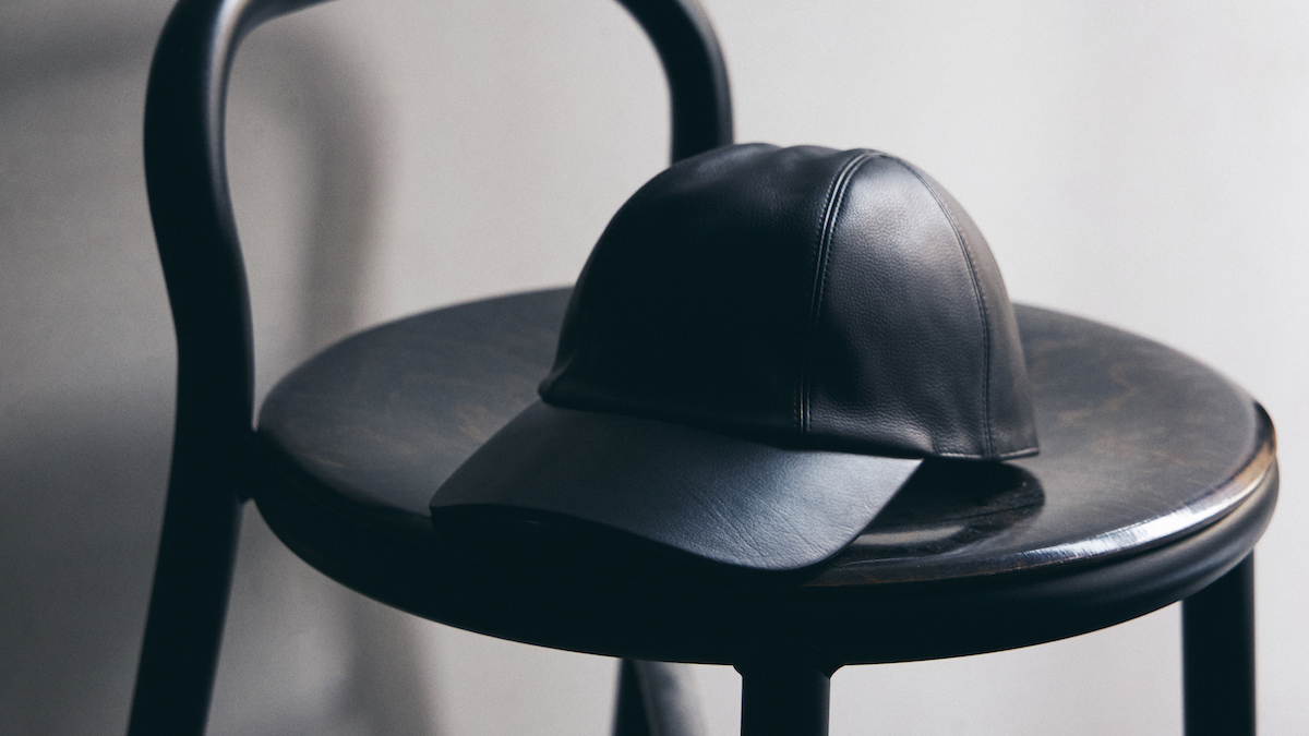 連載「憧れの逸品」No.449 かけがえのない時間をともにする、エルメスの黒のレザーキャップ。