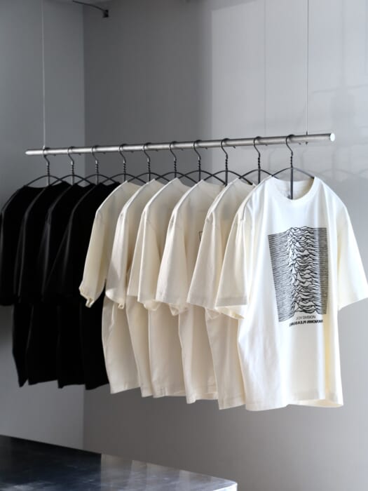 ブラームス ルーツストック × Joy Division。単なるグラフィックの引用ではない、こだわりの詰まった6種のTシャツが登場です。