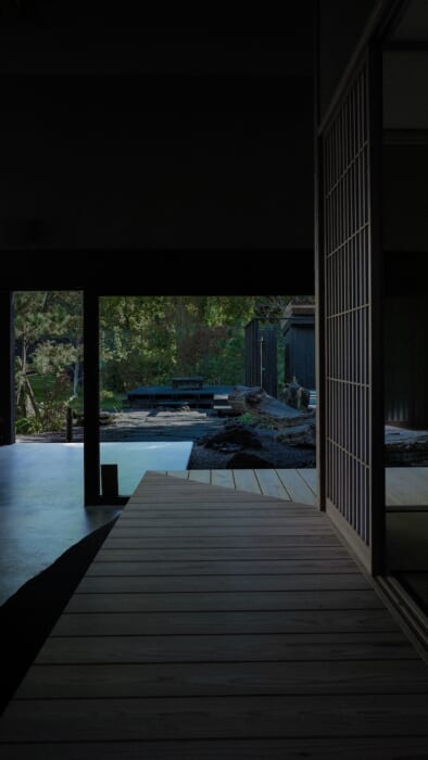 選んだのは群馬の猿ヶ京温泉。OSAJIとADXが手がけた、一棟貸し宿泊施設のしらかば荘が気になります。