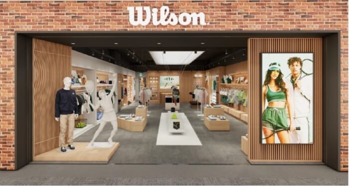 ウイルソンの国内2店舗目となる直営店が豊洲にオープン！ 街にもコートにもなじむアパレルや、限定グッズが並びます。