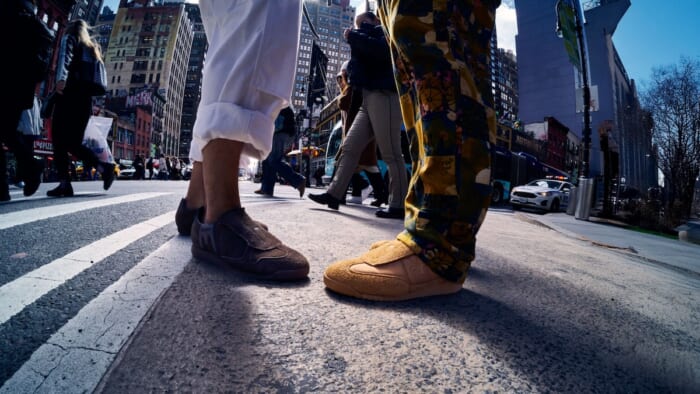 カルフとエンジニアド ガーメンツが3度目のタッグ。絶妙なアースカラーにアシンメトリーが効いてます。