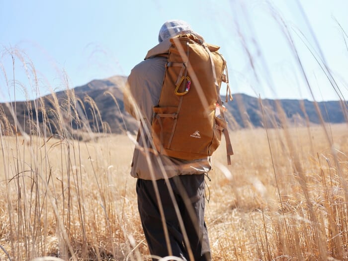 ウルトラライトギアの名店とマックパックが共同企画。自由度が高く、長く使えるバックパックが発売されます。