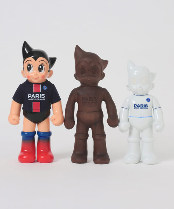 ソフビ、陶磁器・木工で表現された鉄腕アトム。しかも、纏っているのはあのサッカークラブのユニフォーム？！