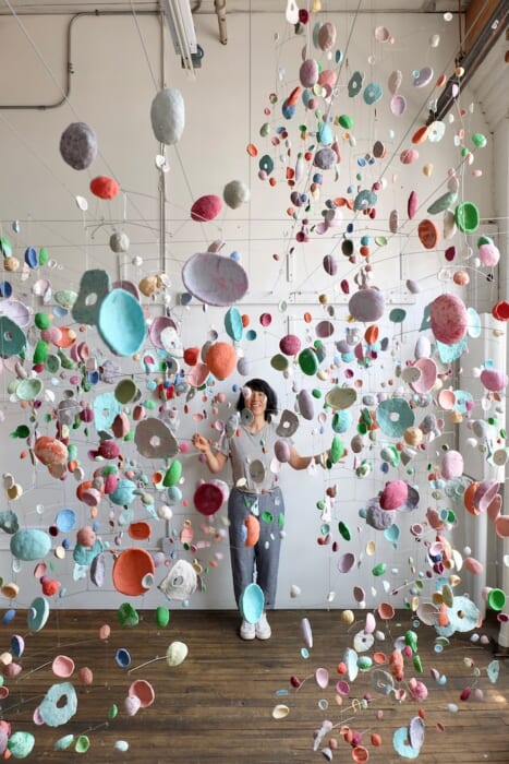 軽やかでエアリーな色彩の洪水。ニューヨークを拠点とする作家、西川裕子の作品展が「TRUNK （HOTEL）」で開催中。