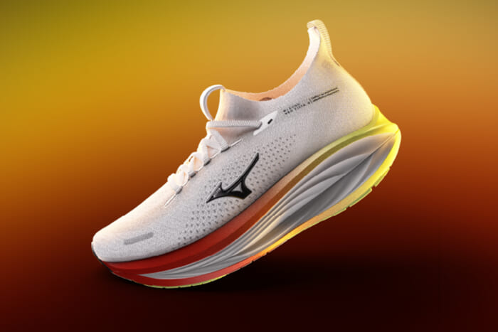 今注目すべきクッショニングシューズはコレ。「MIZUNO NEO VISTA 3」、極上の履き心地で登場です。