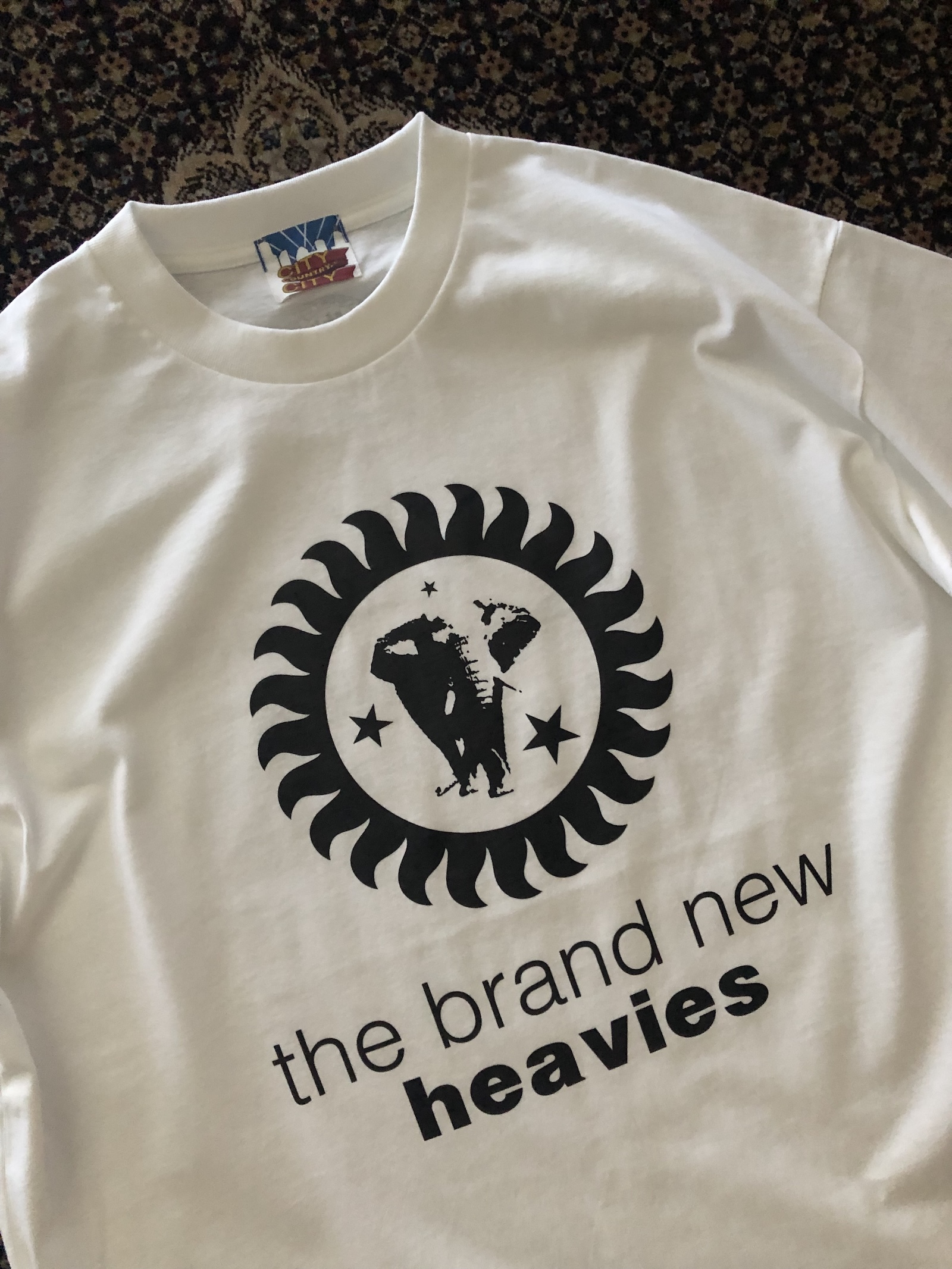 シティー カントリー シティー×ザ・ブラン・ニュー・ヘヴィーズによる幻のTシャツのエクストラバージョンが限定リリース。