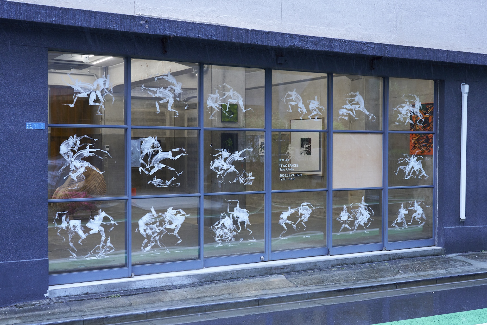 B-BOY彫刻家・小畑多丘による個展「TWO SPACES」。隙間とSculpture Center Tokyoの2会場で同時開催です。