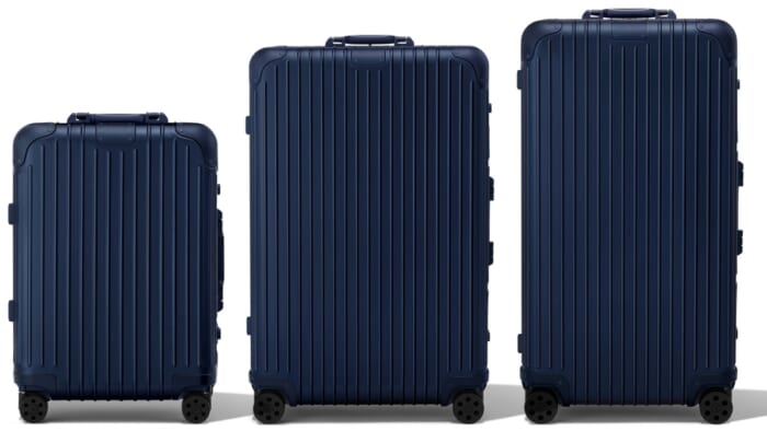 Have a good trip with Rimowa's ink blue. You can see the suitcases in the new color that tickles men's fancy at Isetan Shinjuku.