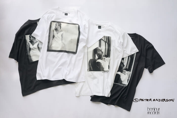 写真家・Peter Anderson撮り下ろし。シンガーのSADEのオフィシャルフォトTシャツが、ボンジュールレコードで発売されます。