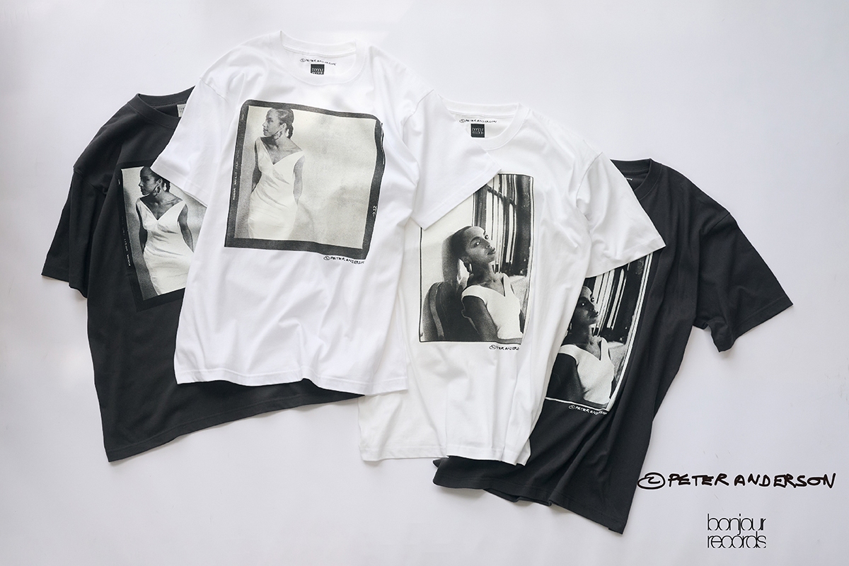 写真家・Peter Anderson撮り下ろし。シンガーのSADEのオフィシャルフォトTシャツが、ボンジュールレコードで発売されます。