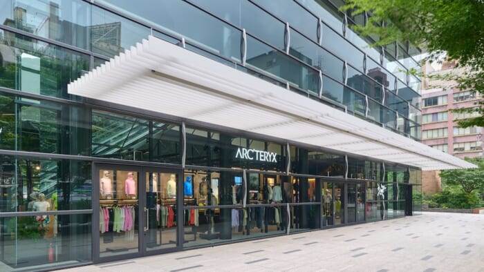 アークテリクスの新店舗が神田にオープン。シェルジャケットを装飾できるヒートスタンプサービスも実施中です。