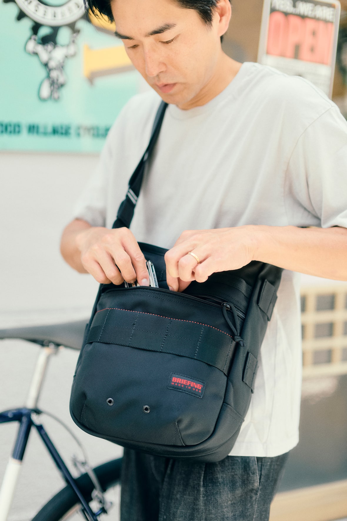 Briefing's DAY TRIPPER: A Tough Companion for Everyday Life