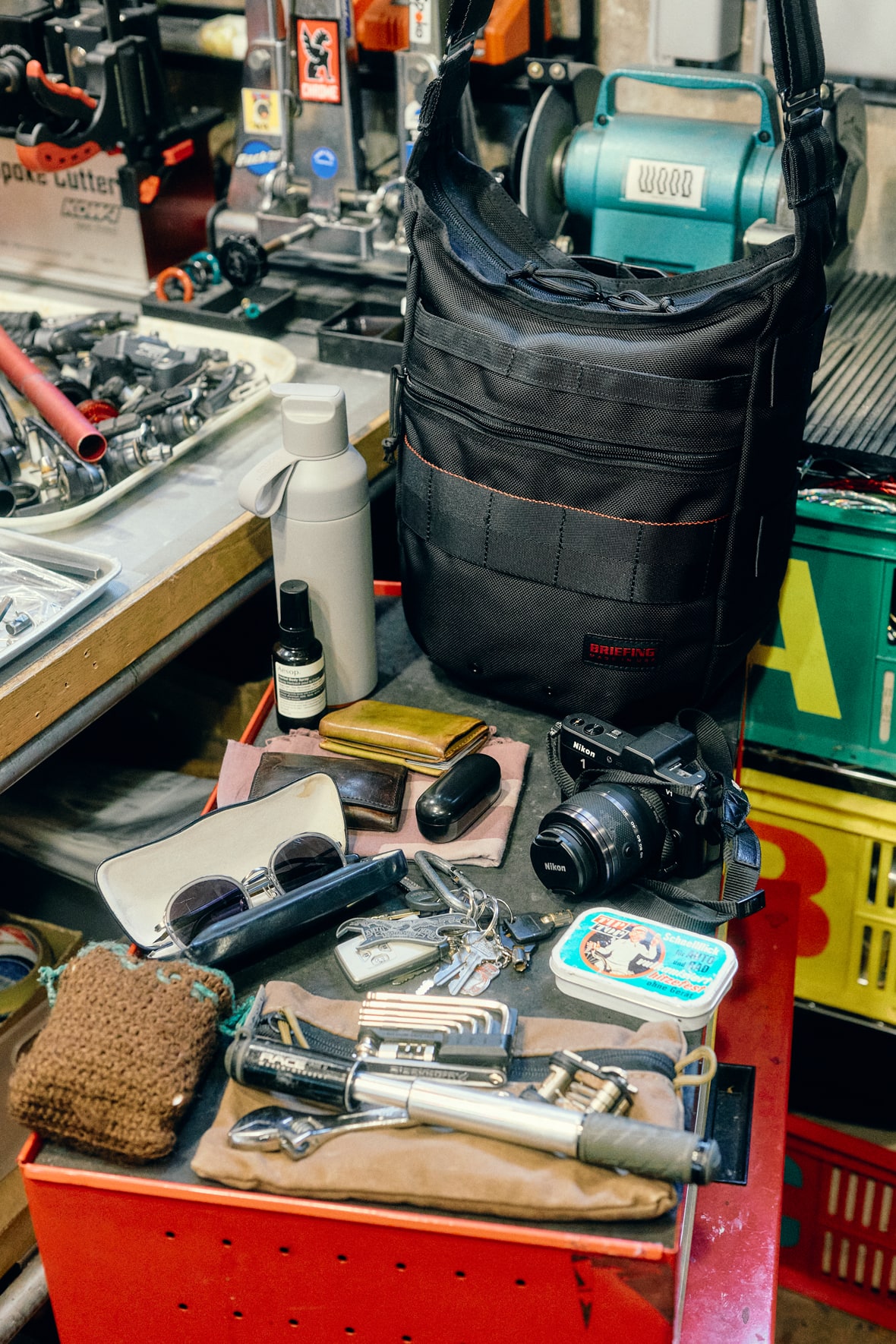 Briefing's DAY TRIPPER: A Tough Companion for Everyday Life