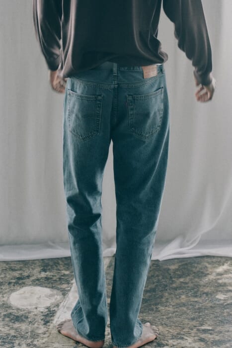 ブルーグレーに染まった、リーバイス®の501®。ビオトープ限定で登場です。