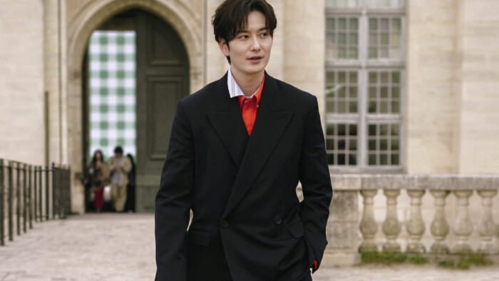 俳優・岡田将生、歴史あるメゾンの顔に。ロエベが新しいブランド アンバサダーを発表。