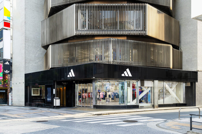 アディダスの新店舗が新宿にグランドオープン。フットボール×ライフスタイルをコンセプトに掲げた国内初の試みに期待が高まります。