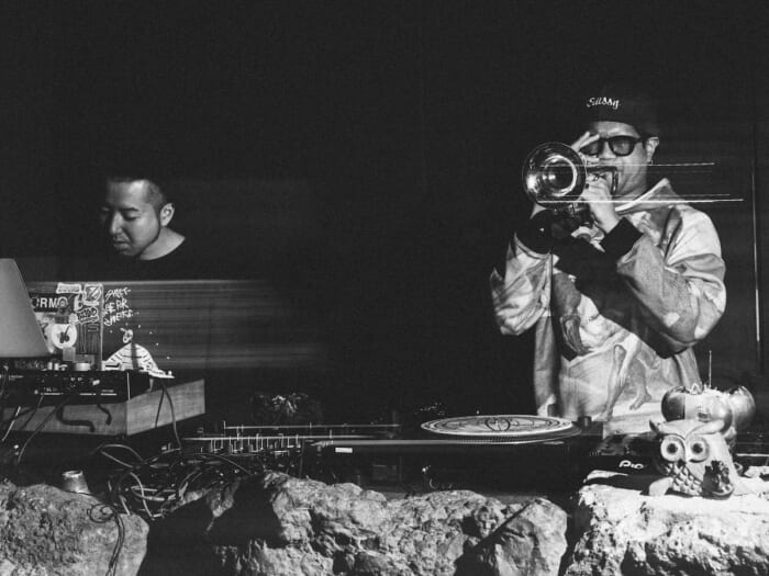 Aru-2＋Asei Muraguchi＝Jackson Box。デビューアルバム『Jaz』は、セッションライブビデオとセットのお楽しみください。