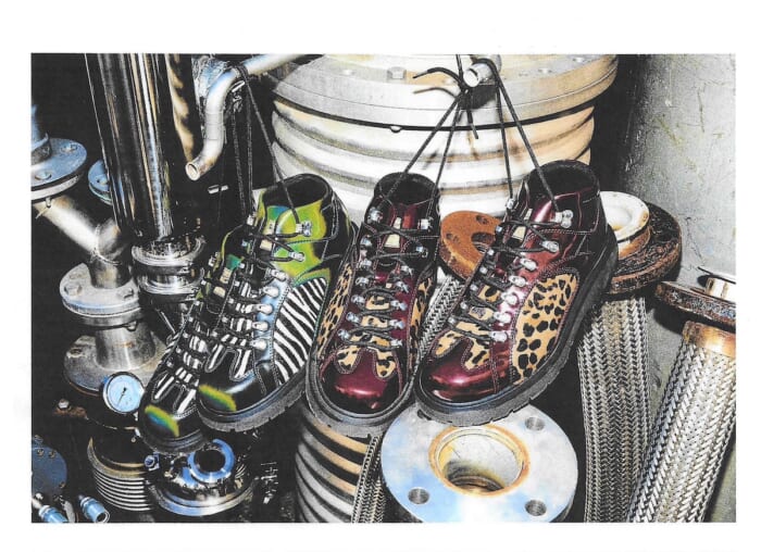 Bringing the essence of the U.S. West Coast to Dr. Martens. The highlight of this collaboration with Braindead is its avant-garde approach.