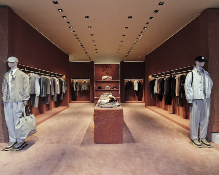ジョルジオ アルマーニとキスのコラボレーション第3弾がローンチ。コレクションが一堂に会する表参道店での特別な催しが開催中です。